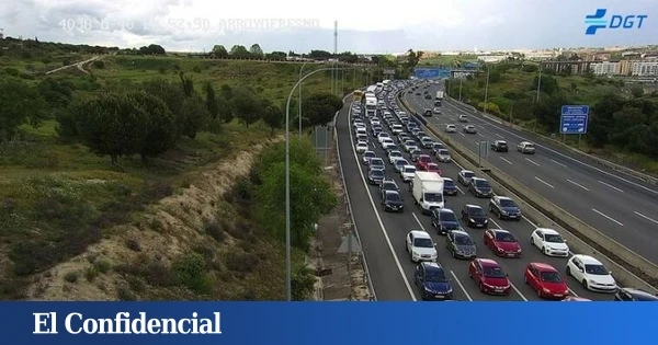 Día negro para Puente: 9 kilómetros de atascos en la M-40 tras caer unas planchas en los túneles de El Pardo