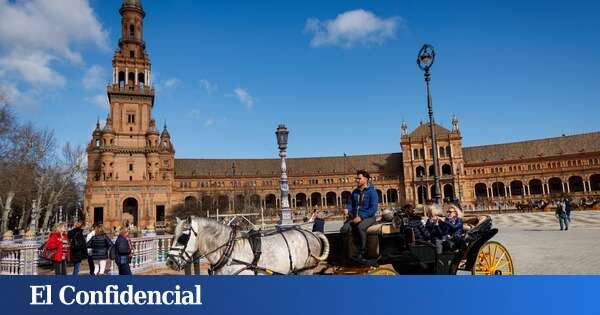 Los guiris se quedan sin coches de caballos en Málaga, pero siempre les quedará Sevilla