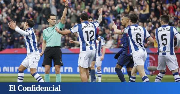 El Barça arrolla a la Real Sociedad con una polémica expulsión y la figura de Dani Olmo (4-0)