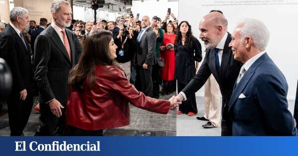 Los Reyes visitan el magnético estand con el que El Confidencial se estrena en ARCO