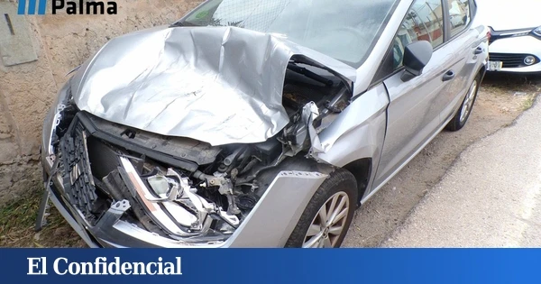 Denuncian al conductor de un minibús que chocó contra 4 coches por mirar el móvil en Palma