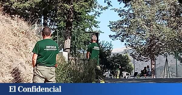 Bomberos orinando en la calle por tener cerrados los servicios de unas instalaciones terminadas hace dos años