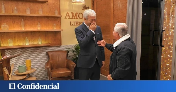 Carlos Sobera, sumido en un monumental ataque de risa al recibir a un soltero en 'First Dates'