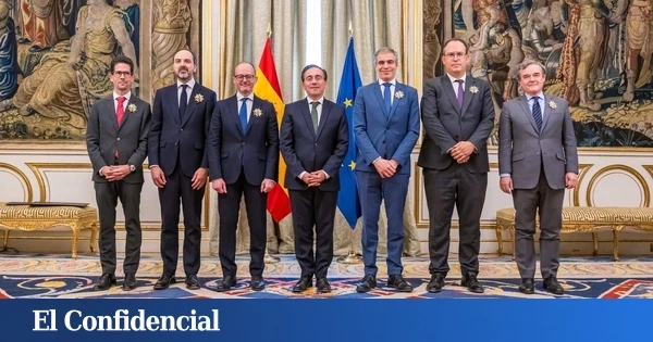 Albares condecora en secreto a su equipo por la negociación inacabada sobre Gibraltar