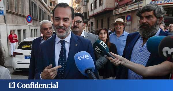 El presidente del Parlament balear expulsa otra vez a dos diputadas por mostrar fotos de víctimas republicanas