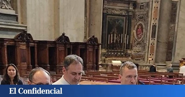 El Papa visita la basílica de San Pedro por sorpresa en camiseta y con un poncho