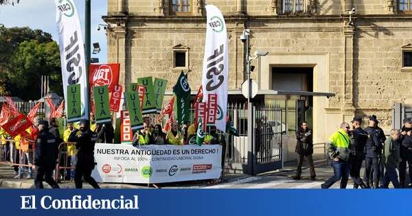 Desalojan del Parlamento andaluz a trabajadores afectados por la creación de la UME autonómica