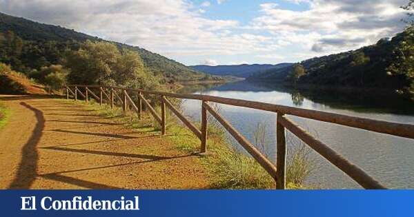 Viaja en el tiempo en el antiguo trazado ferroviario reconvertido en vía verde que tienes que recorrer en esta ciudad de España: ideal para hacer senderismo