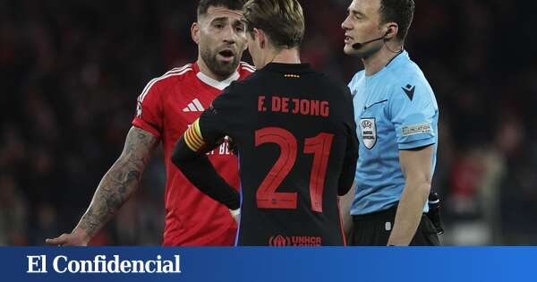 El árbitro del Benfica - Barça, obligado a parar el partido por esto qué sucedió en la grada