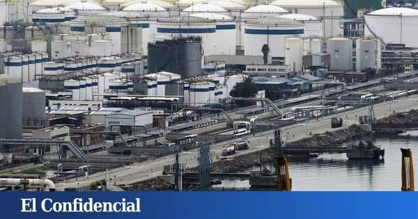 Los bomberos controlan un vertido de 700 litros de queroseno en las aguas del Puerto de Barcelona