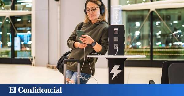 Cargar el móvil en el aeropuerto o el metro te puede salir caro. Así manipulan los USB públicos