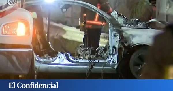 Mueren calcinados atrapados en un Tesla porque las puertas electrónicas se quedaron bloqueadas