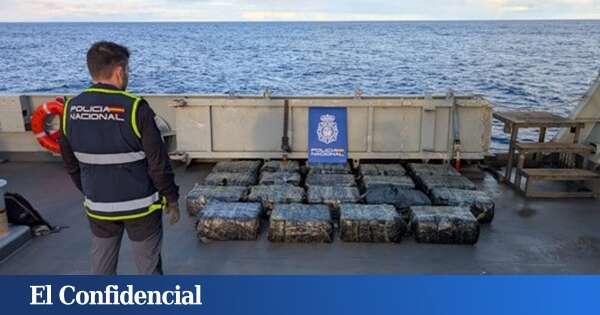 Dos detenidos tras interceptar un narcovelero con 600 kilos de cocaína a 800 millas de Tenerife