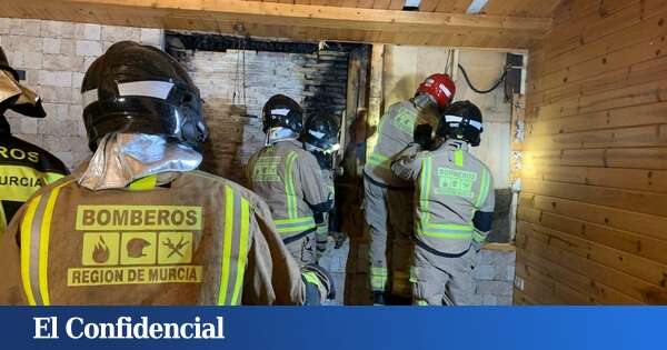 Apagan un incendio declarado en el techo de madera de una vivienda en Jumilla (Murcia)