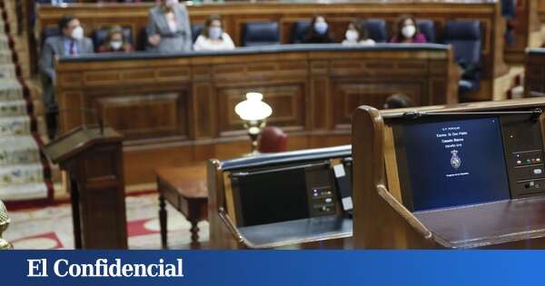 A un diputado del PP se le rompe su escaño y cae al suelo durante la comparecencia de Sánchez