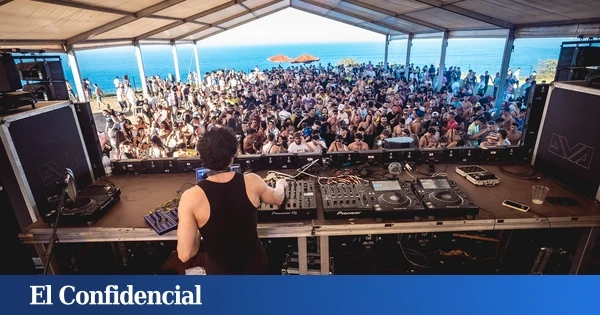 Parece una discoteca de la mítica Ruta del Bakalao: el 'after hour' de música electrónica de Cantabria al aire libre junto a unos acantilados que no te puedes perder