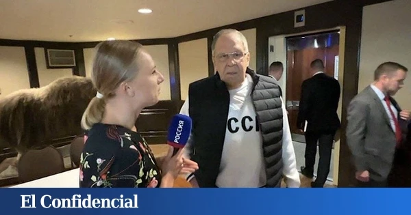 El canciller ruso Lavrov llega a Alaska con una sudadera con el lema de la Unión Soviética