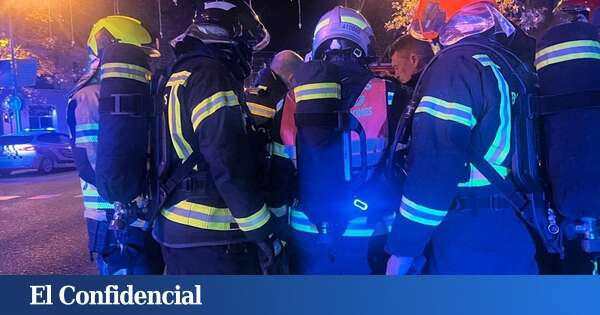 Arde un coche eléctrico en un aparcamiento público en la plaza de Colón (Madrid)