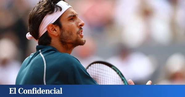 El polémico pelotazo de Musetti a una jueza de línea en Roland Garros: a Djokovic le costó una expulsión del US Open