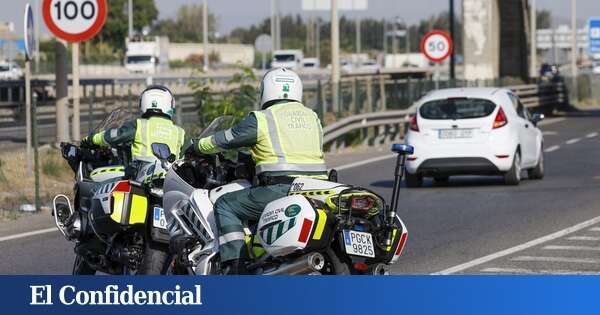 Muere un conductor de una moto de alquiler tras perder su control y chocar contra una farola en Sevilla