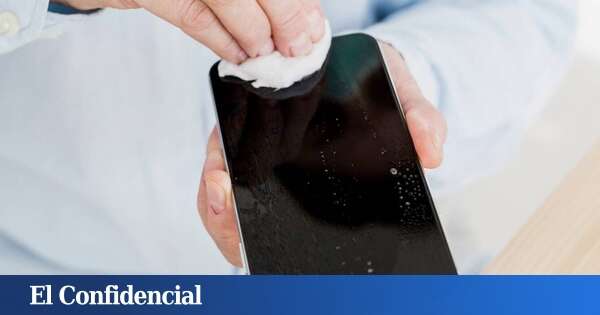 La pantalla de tu móvil tiene más bacterias que un váter: así debes limpiarlo