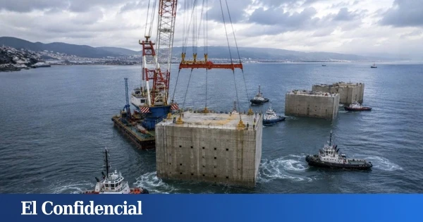 Italia arroja bloques gigantes de hormigón al Mediterráneo para recuperar lo que España le arrebató hace décadas