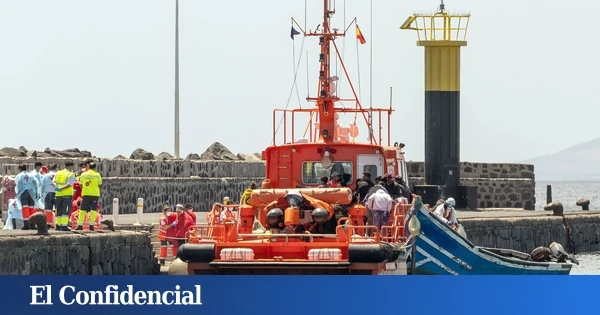 Socorren a 57 inmigrantes en una neumática a diez kilómetros de Lanzarote