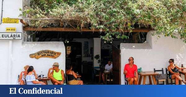 El histórico bar 'hippie' de Ibiza que ha recibido un solete: descubre su exclusivo licor de hierbas