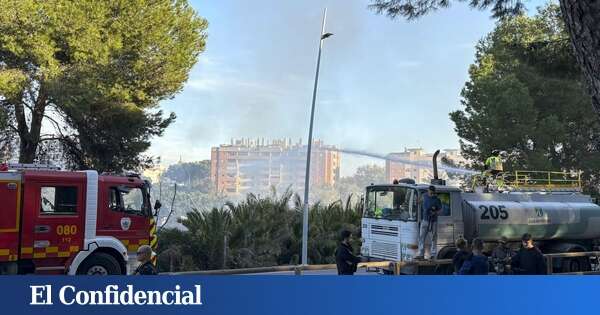 Calcinados 5 vehículos y 2 afectados por un incendio en el depósito municipal de Torrox