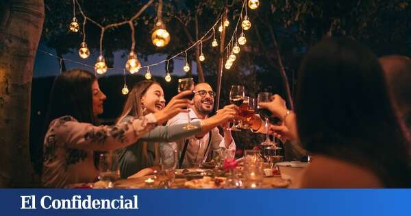 Pagar un buen dinero por cenar con varios desconocidos: la última moda gastronómica que 'pega' en Madrid