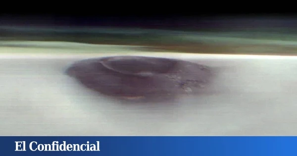 La NASA fotografía Marte y encuentra una imponente estructura asomando por encima de las nubes