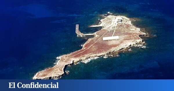 Se encuentra en España y es una de las pocas islas del mundo entre dos placas tectónicas