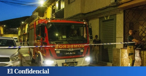 Un incendio en una vivienda en Baza (Granada) deja una mujer y dos niñas intoxicadas por humo