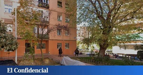 Boca abajo y sujeto por los tobillos: salvan 'in extremis' a un hombre que se tiró por el balcón en Móstoles