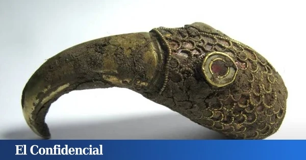 Dos hombres encuentran con un detector de metales misteriosas joyas de hace 1.400 años que ya estudian los arqueólogos