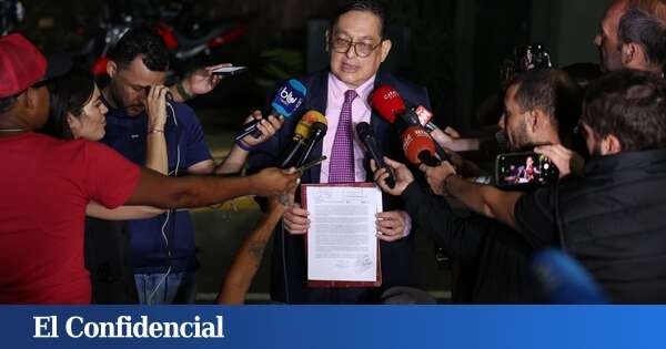 El abogado de González Urrutia entrega un documento al fiscal sobre 