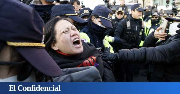 Miles de seguidores de Yoon protestan frente a su residencia en Seúl para impedir su arresto