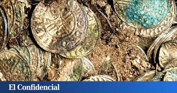 Descubren en Inglaterra un valioso tesoro de más de 300 monedas de plata del siglo XI en perfecto estado de conservación