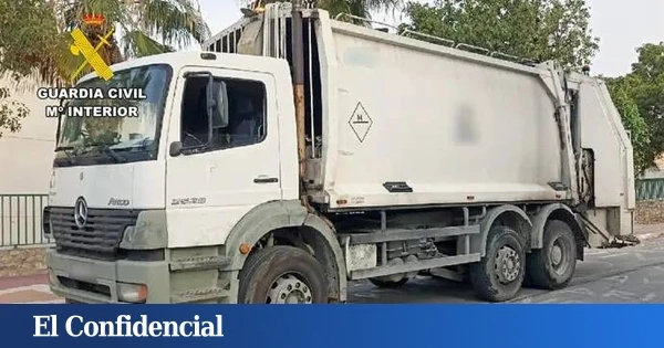 Vuelven tras una larga noche de fiesta, roban un camión de la basura y acaban estrellándose