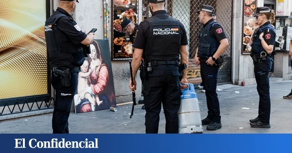 Detenido por atacar a policías y atrincherarse con cuchillos en edificio de San Blas (Madrid)