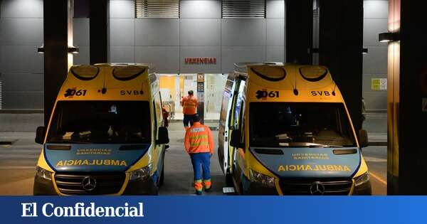 Un coche queda empotrado en un escaparate en A Coruña tras una colisión