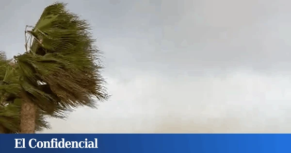 Las espectaculares imágenes del reventón térmico en Granada: bañistas evacuados y siete personas rescatadas del mar