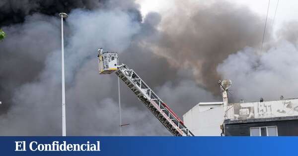 Los bomberos controlan un incendio en una nave industrial de Alaquàs (Valencia)