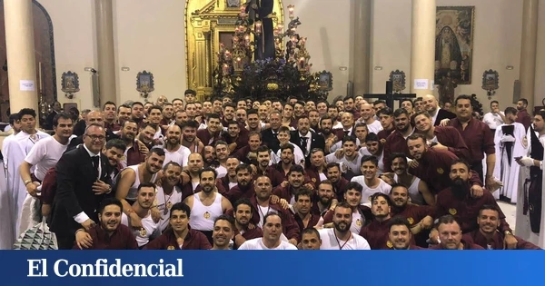 Costaleros de Sevilla: el esfuerzo invisible que sostiene sobre sus hombros la Semana Santa