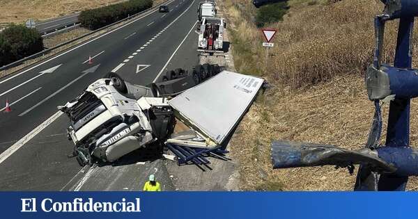 Muere un camionero de 65 años tras volcar su tráiler en la A-4 en Carmona (Sevilla)