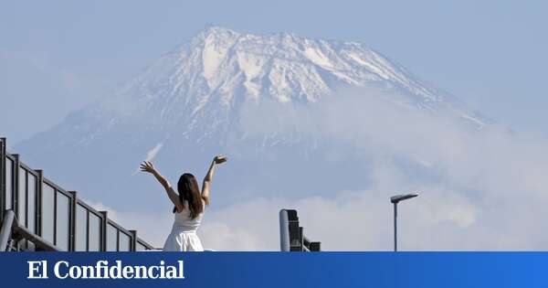 Lo que un muro para tapar las vistas del Monte Fuji te explica del caos turístico en Japón