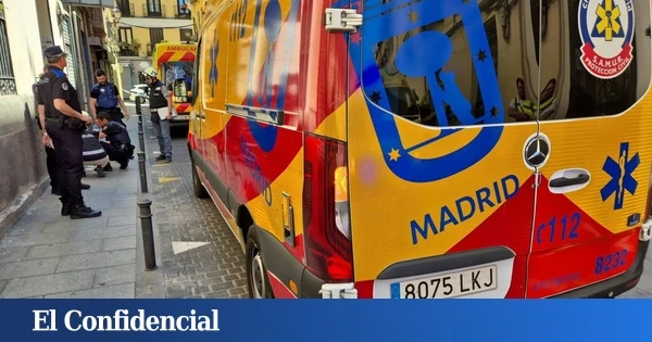 Una anciana sufre heridas catastróficas en un brazo tras ser atropellada por un camión de residuos en Madrid