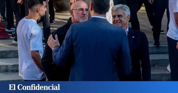 Medios, empresas y ahora fútbol: el plan del Gobierno para controlar la RFEF