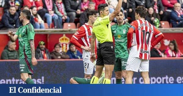 Surrealismo en el Sporting-Albacete: 115 minutos de partido, tres rojas, doble revisión del VAR y los jugadores al vestuario por lanzamientos de objetos