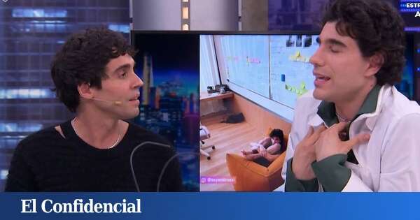 Gran corte de Javier Calvo en pleno momento romántico con Javier Ambrossi en 'El hormiguero'